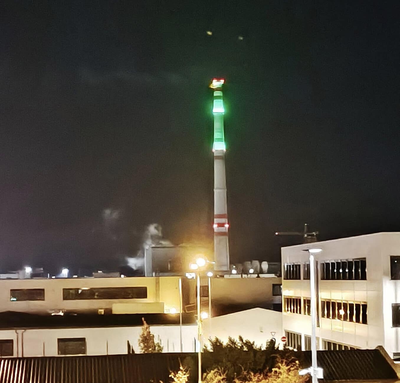 Slavnostně nasvícený komín Škoda Auto. Foto: Tomáš Malák