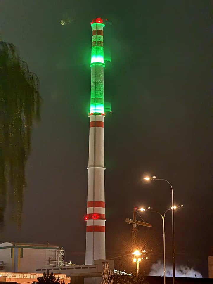 Slavnostně nasvícený komín Škoda Auto. Foto: Milan Miller