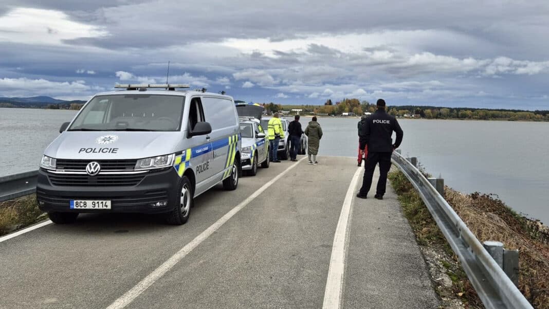 V Lipně našli auto s lidskými ostatky. Foto: PČR