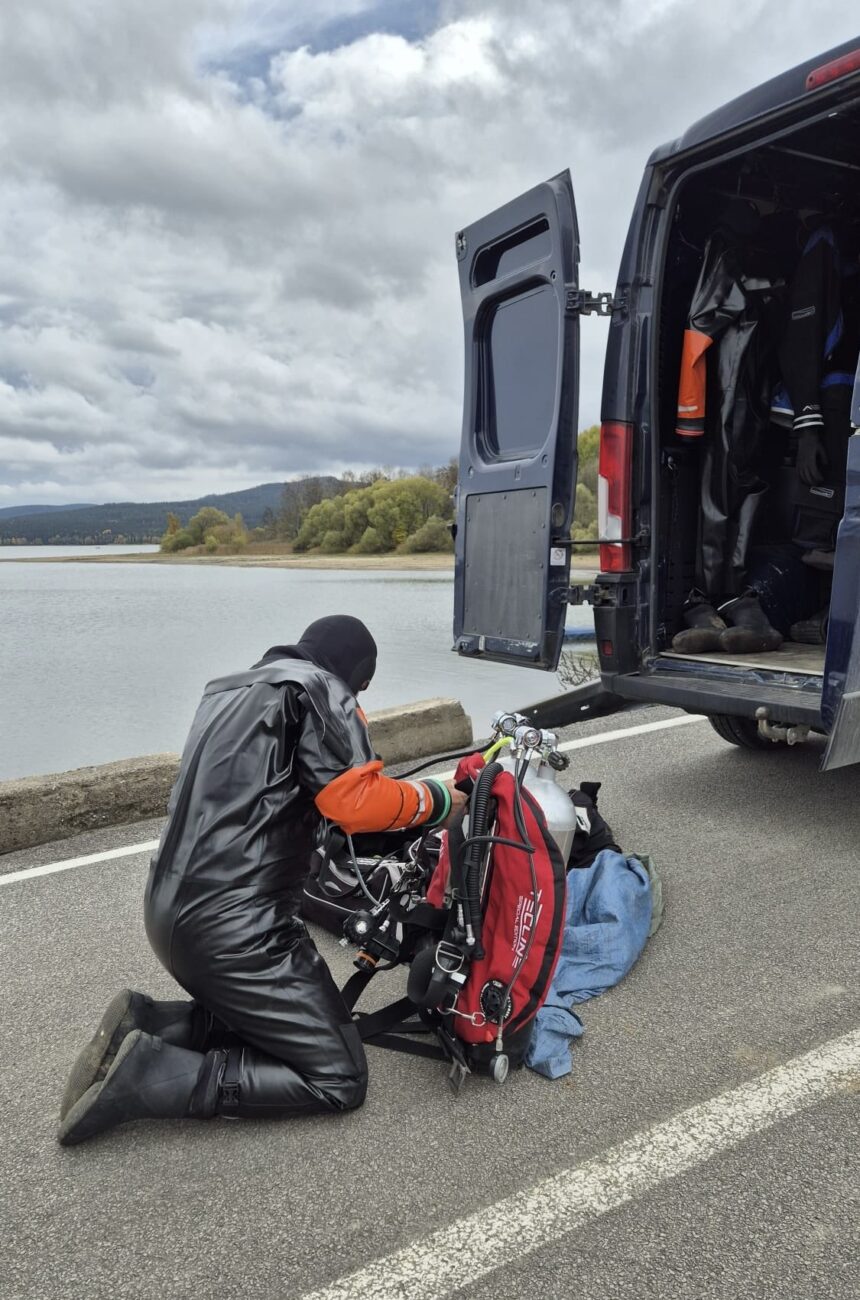 V Lipně našli auto s lidskými ostatky. Foto: PČR