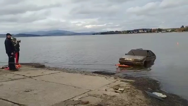VIDEO: Potápěči z Lipna vytáhli auto. Video: PČR