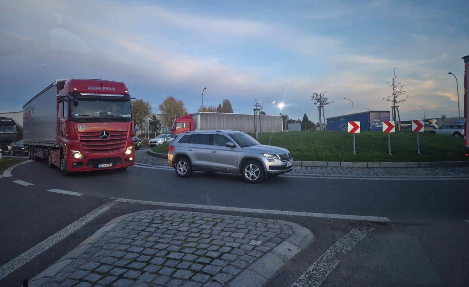 Středeční kolaps dopravy v Mělníku. Foto: FB/Doprava Mělník a okolí