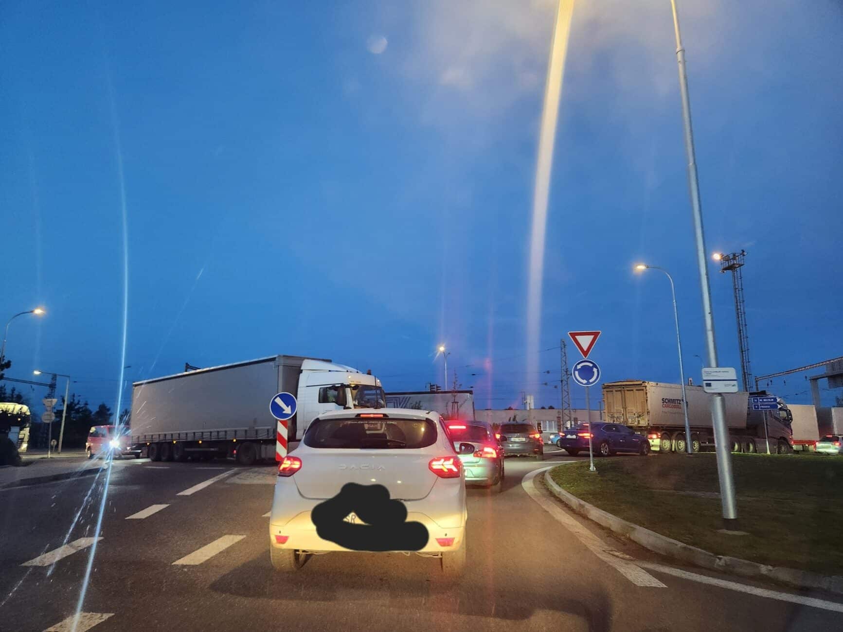 Středeční kolaps dopravy v Mělníku. Foto: FB/Doprava Mělník a okolí