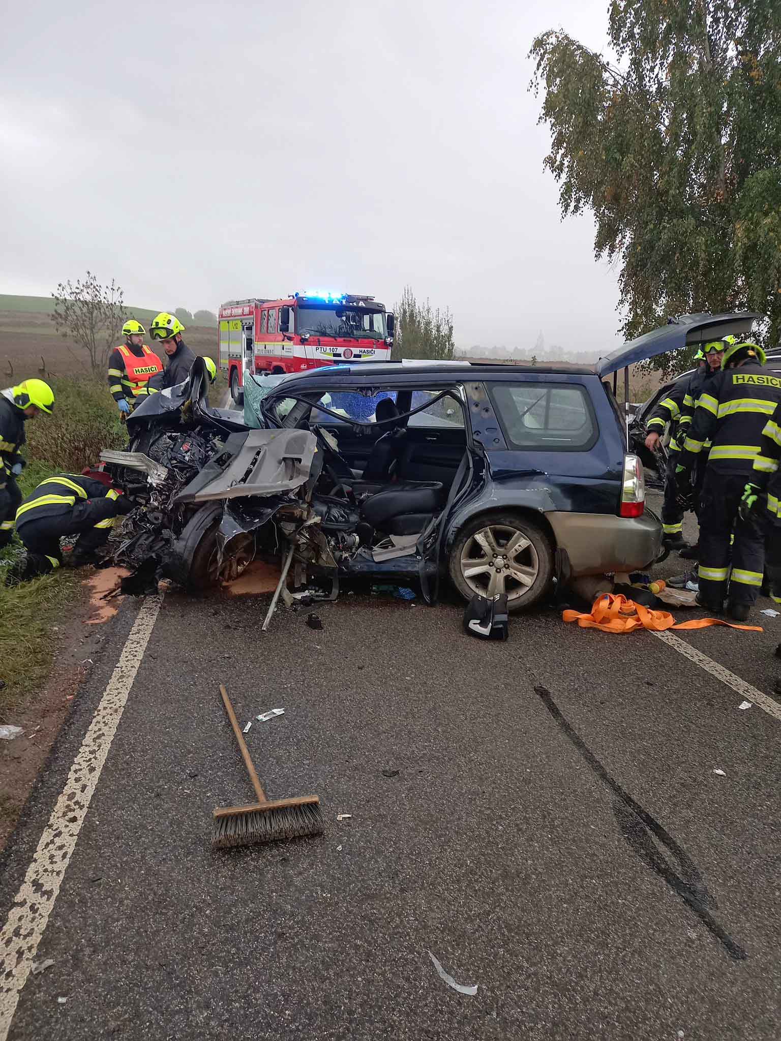 Vážná nehoda dvou aut u Choustníkova Hradiště. Foto: HZS