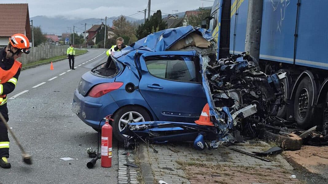 Nehoda v obci Hovězí na Vsetínsku. Auto narazilo do kamionu. Foto: HZS