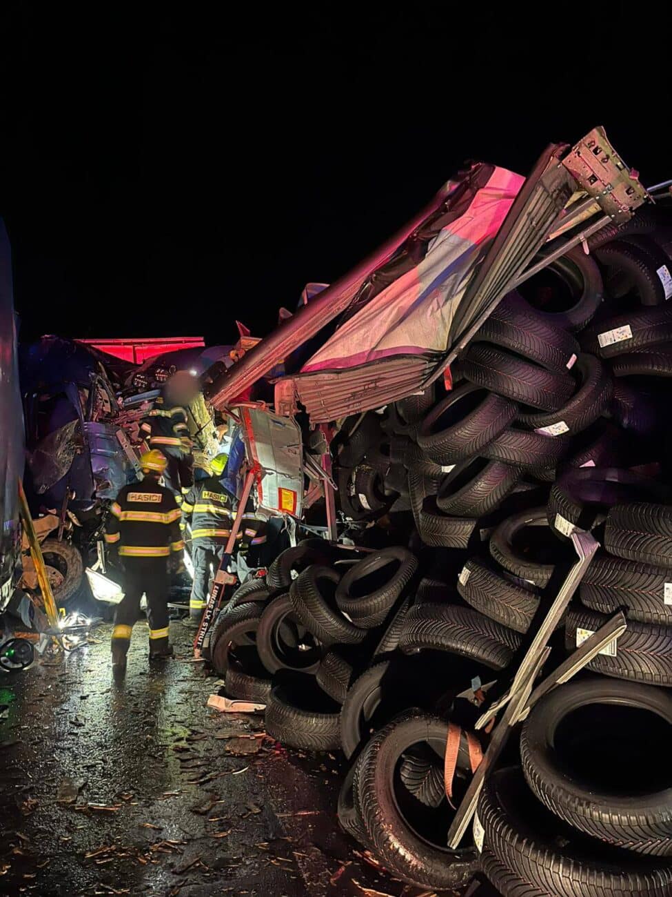 Nehoda kamionů na dálnici D5. Foto: HZS