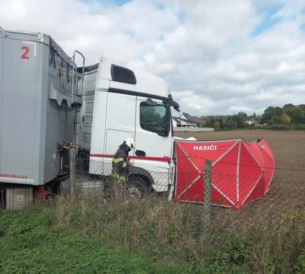 Tragická nehoda kamionu a auta v Konecchlumí. Foto: HZS