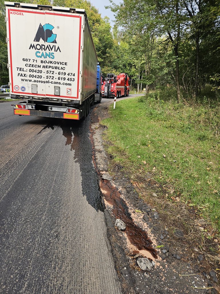 Na objízdné trase u Petrovic vytekla nafta z kamionu. Foto: PČR