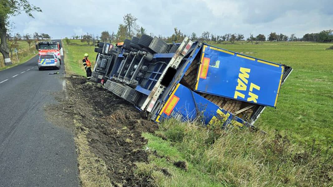 Na objízdné trase D8 na Petrovice dnes havaroval kamion. Foto: PČR
