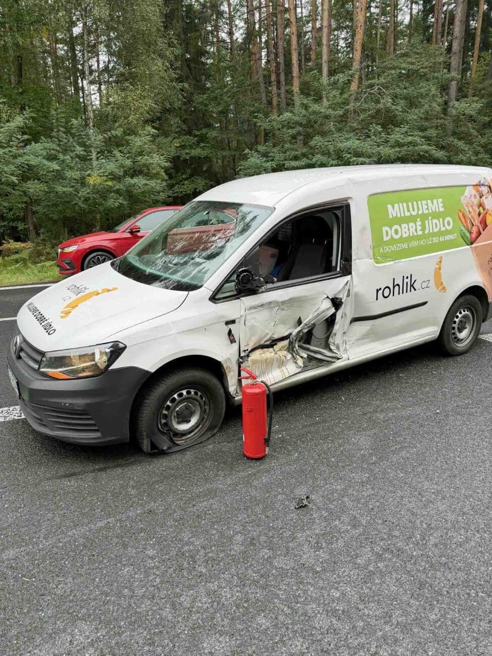 Nehoda auta a motorky u Ralska. Foto: HZS