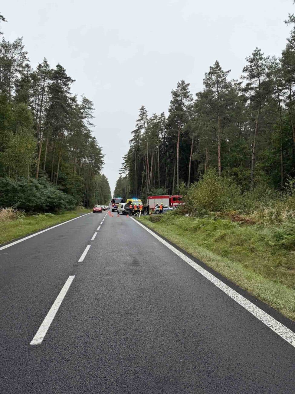 Nehoda auta a motorky u Ralska. Foto: HZS