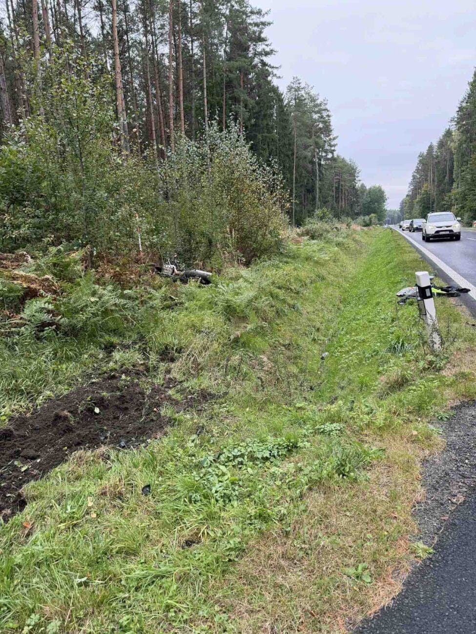 Nehoda auta a motorky u Ralska. Foto: HZS