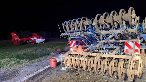 Nehoda auta a traktoru ve Stachovicích u Fulneku. Foto: ZZS