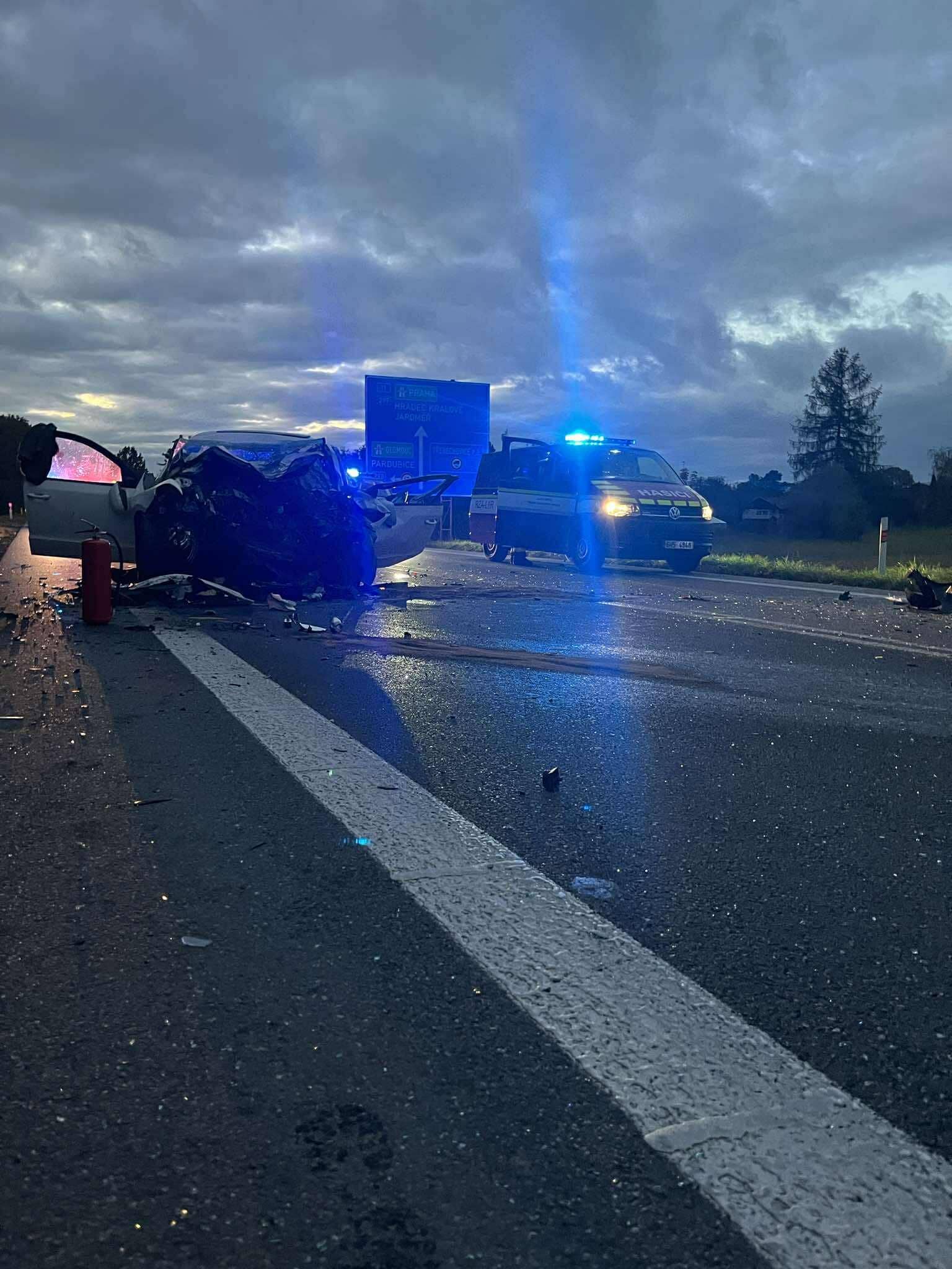 Tragická nehoda cisterny a auta u Třebechovic pod Orebem. Foto: HZS