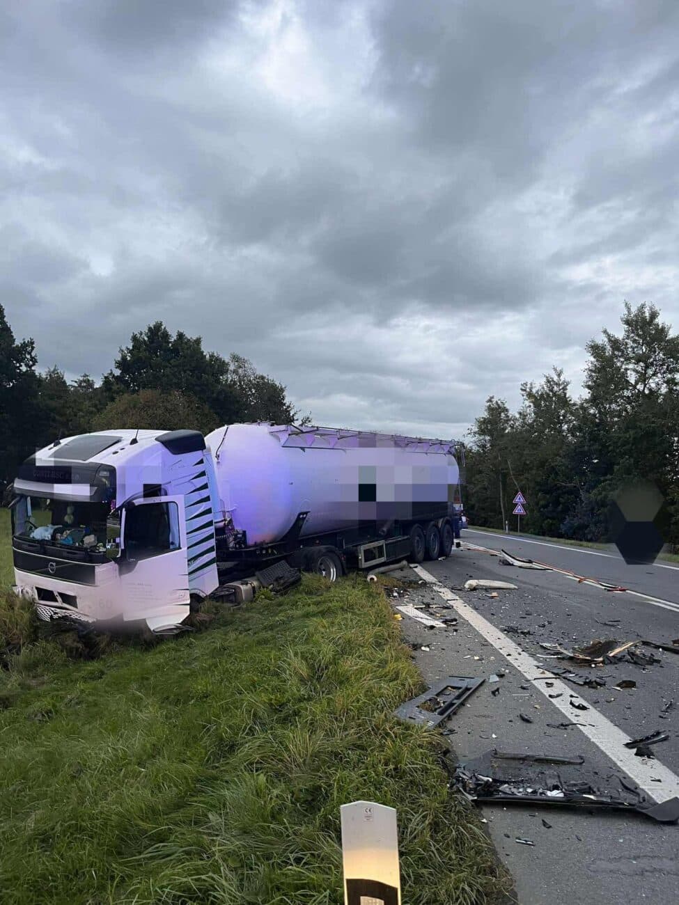 Tragická nehoda cisterny a auta u Třebechovic pod Orebem. Foto: HZS