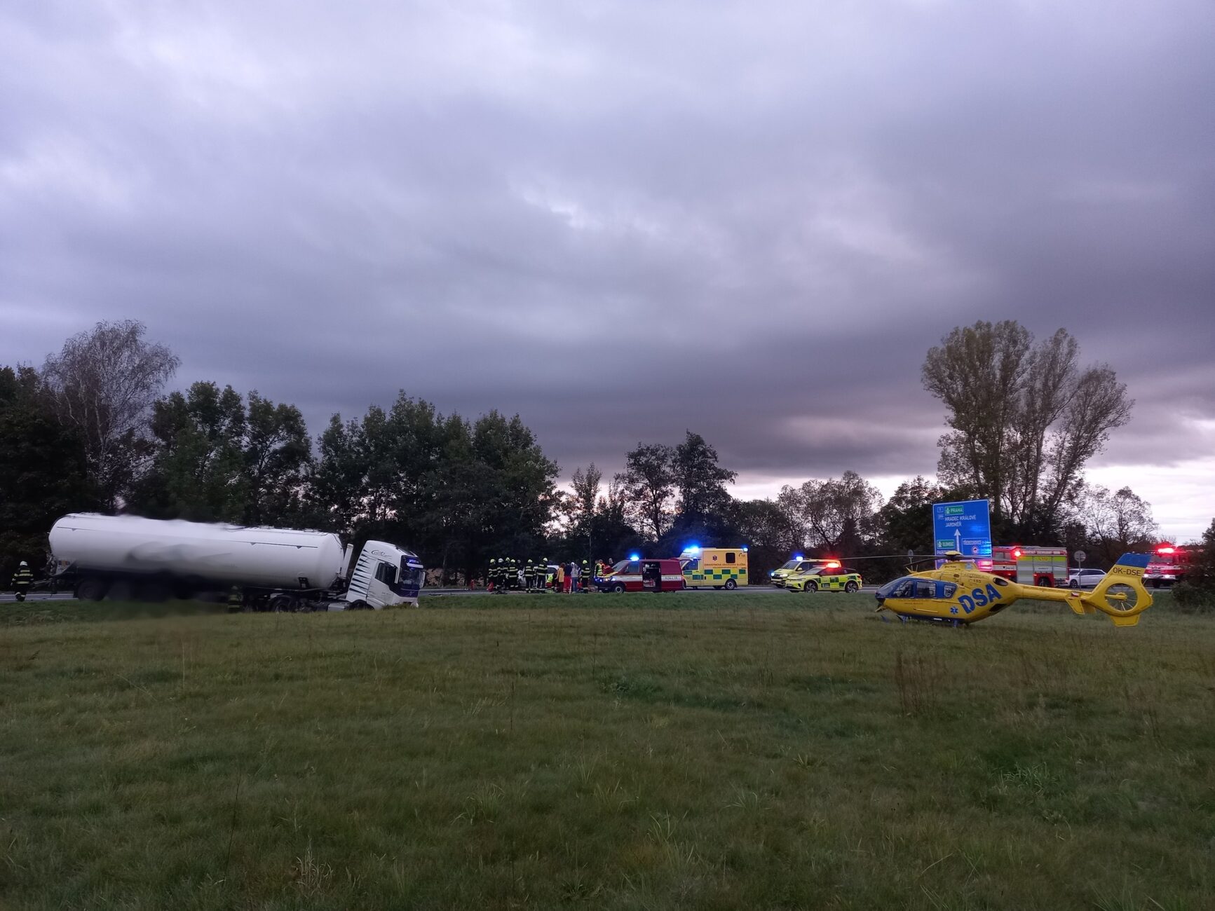 Tragická nehoda cisterny a auta u Třebechovic pod Orebem. Foto: HZS