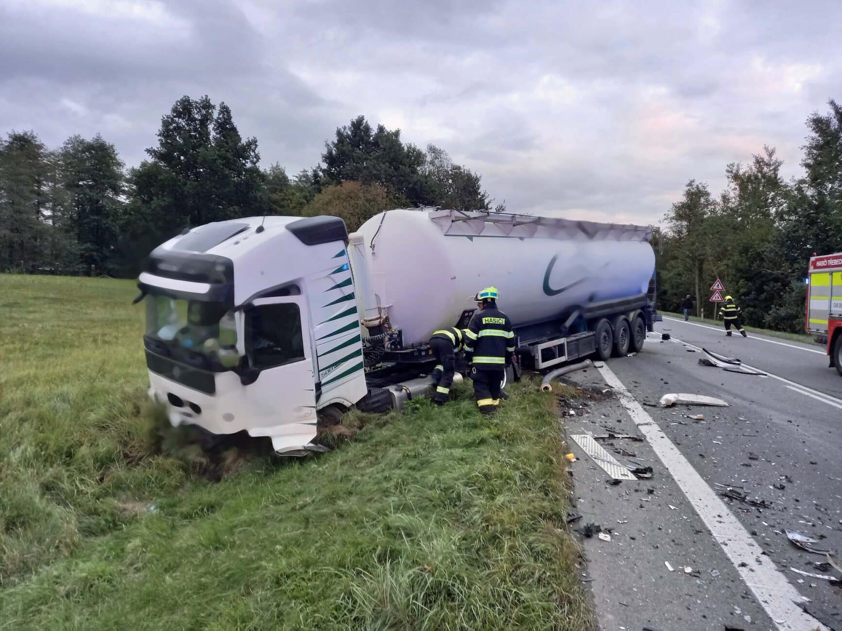 Tragická nehoda cisterny a auta u Třebechovic pod Orebem. Foto: HZS