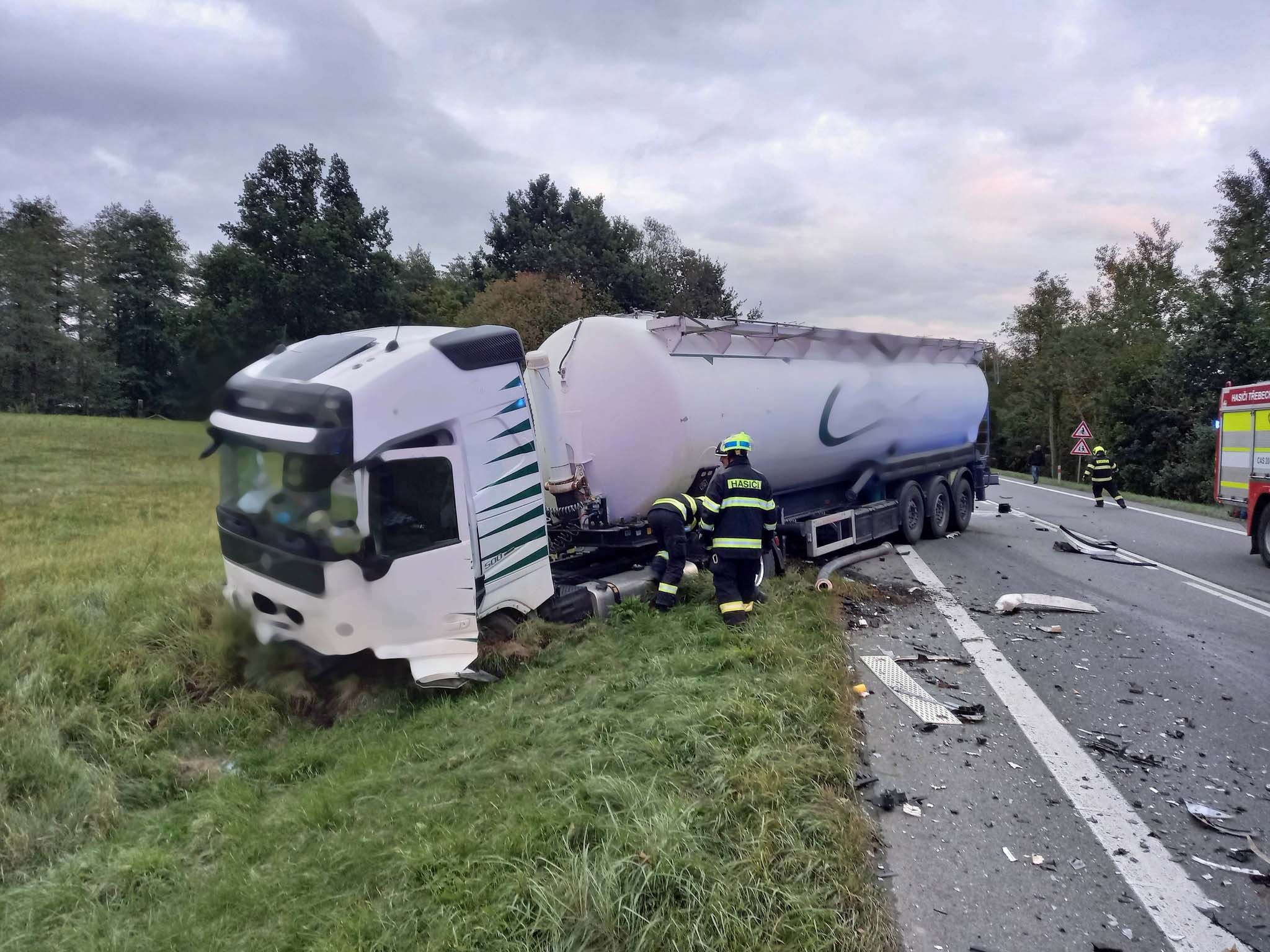 Tragická nehoda cisterny a auta u Třebechovic pod Orebem. Foto: HZS