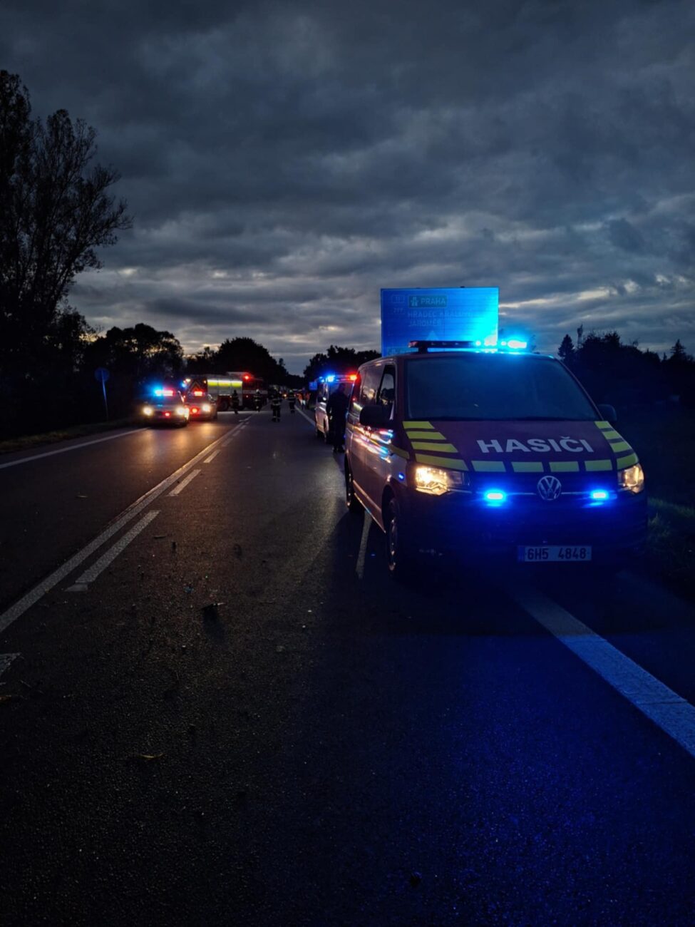 Tragická nehoda cisterny a auta u Třebechovic pod Orebem. Foto: HZS