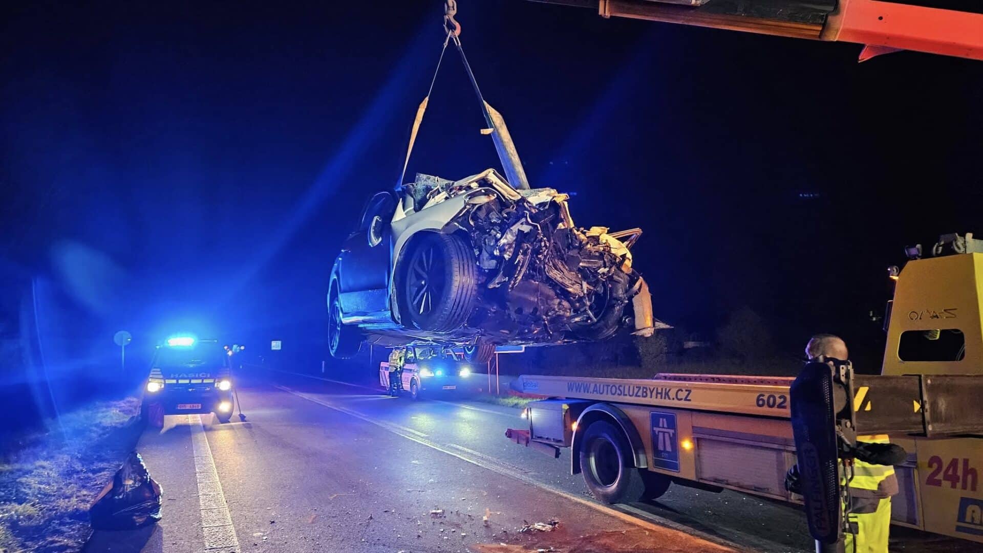 Tragická nehoda cisterny a auta u Třebechovic pod Orebem. Foto: HZS