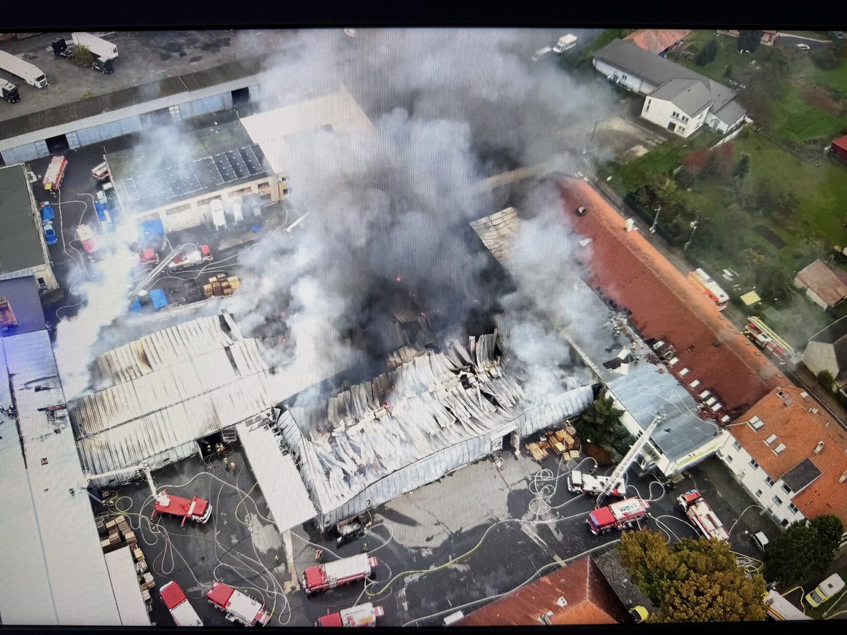 Letecký pohled na hořící haly v Nehvizdech. Foto: HZS