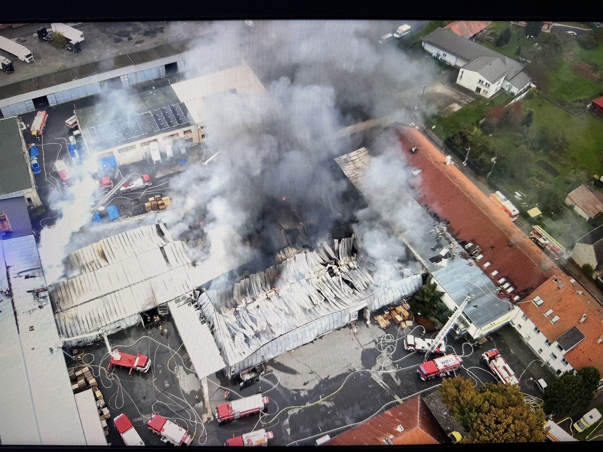 Letecký pohled na hořící haly v Nehvizdech. Foto: HZS