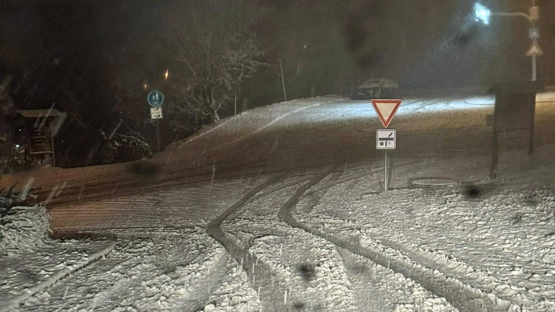 První letošní sníh v Peci pod Sněžkou. Foto: Tomáš Šálek