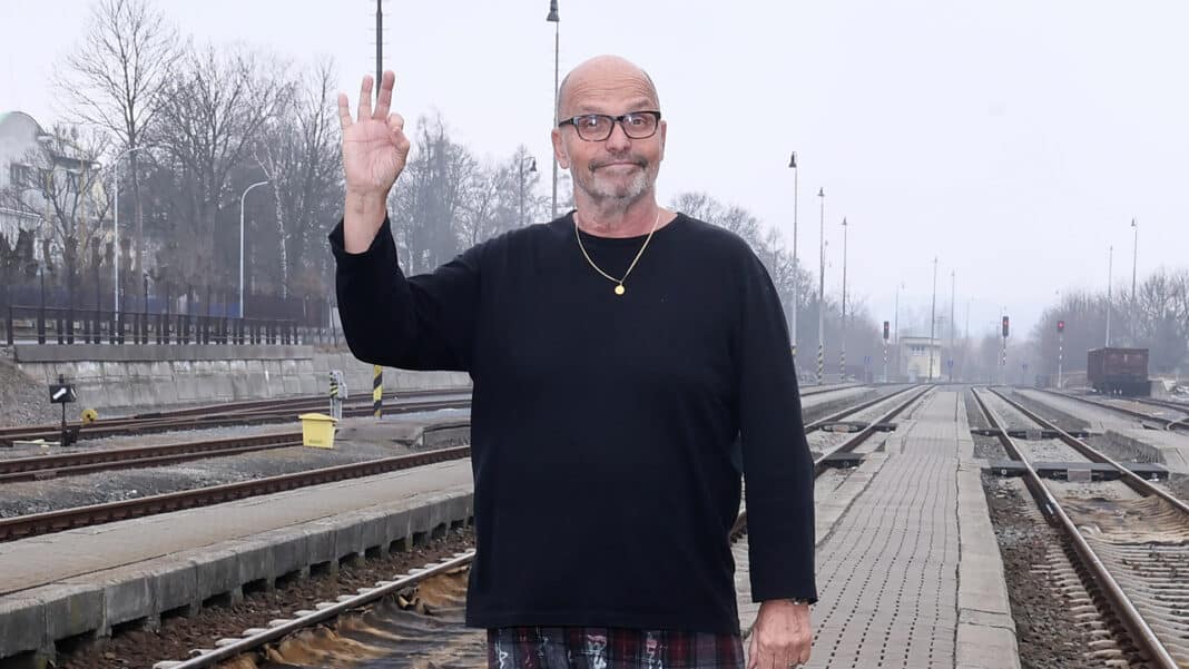 Zdeněk Pohlreich v nádražce v Bruntálu. Foto: TV Prima