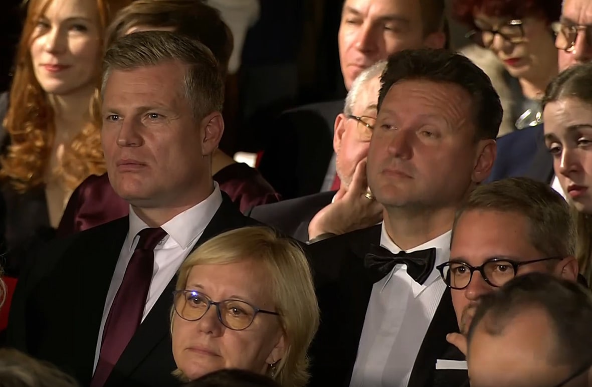 Filip Turek a Radek Vondráček během projevu prezidenta. Zdroj: ČT