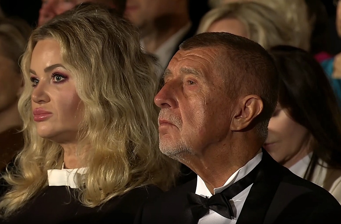 Andrej Babiš a jeho žena Monika při projevu prezidenta. Zdroj: ČT