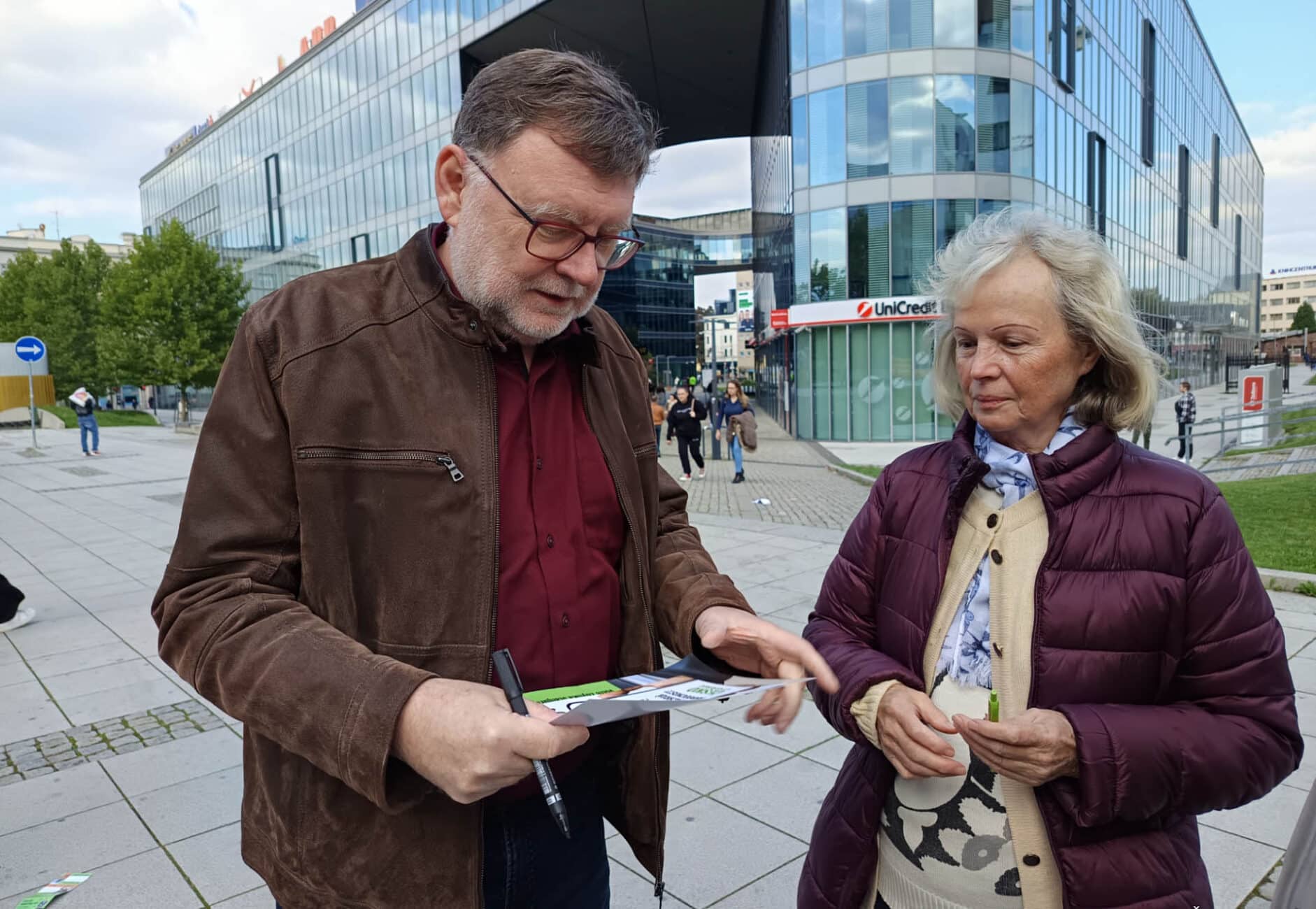 Zbyněk Stanjura s voliči během předvolební kampaně. Foto: Spolu