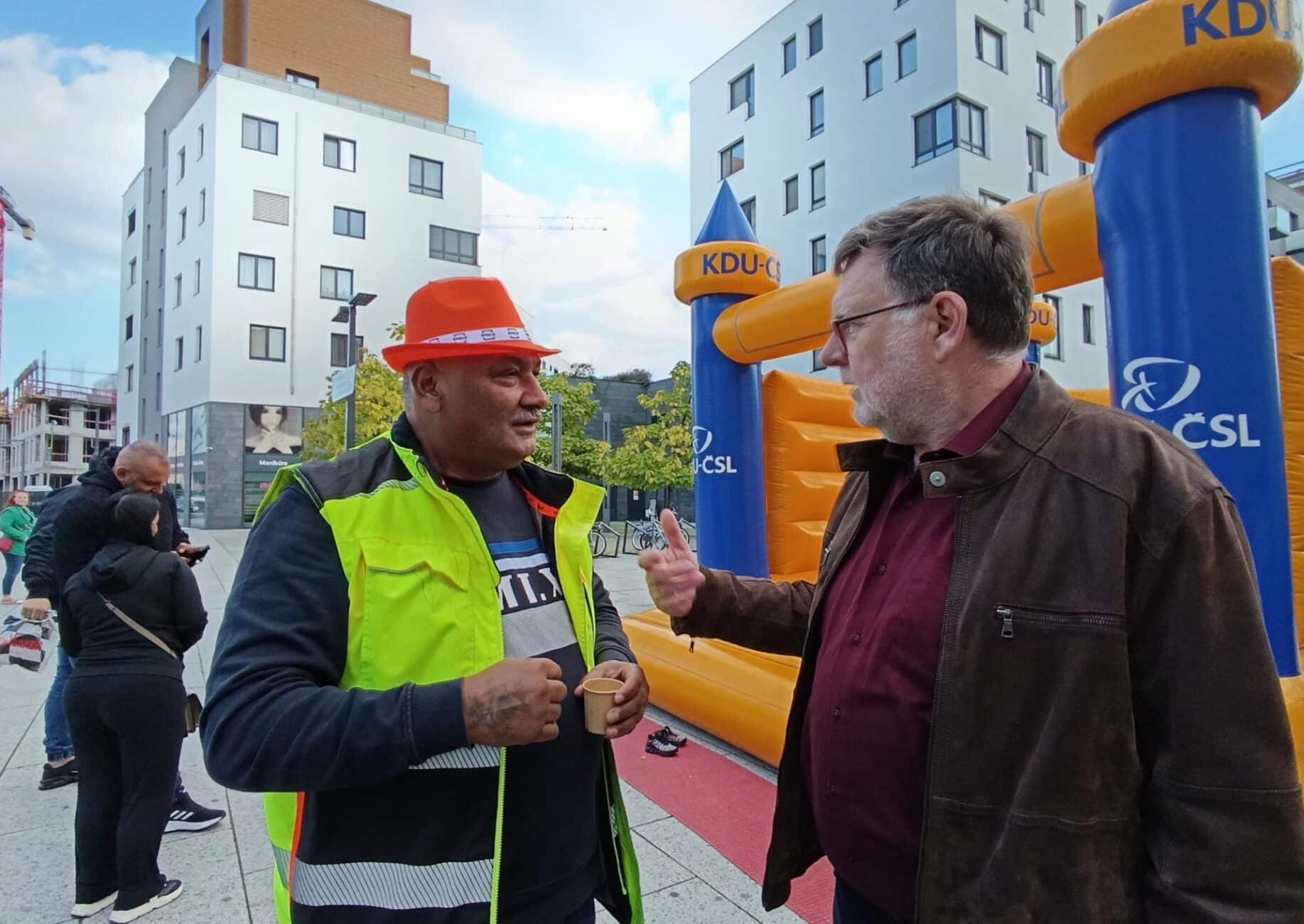 Zbyněk Stanjura s voliči během předvolební kampaně. Foto: Spolu