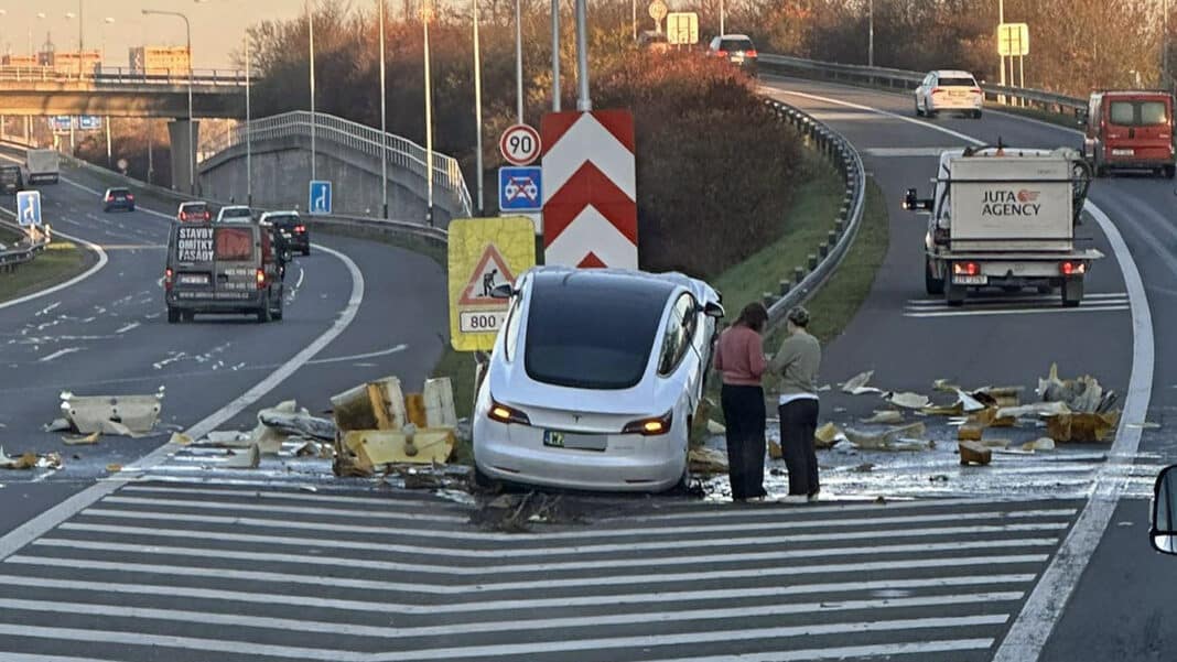 Nehoda Tesly v Ostravě. Foto: FB / Jakub Huspek