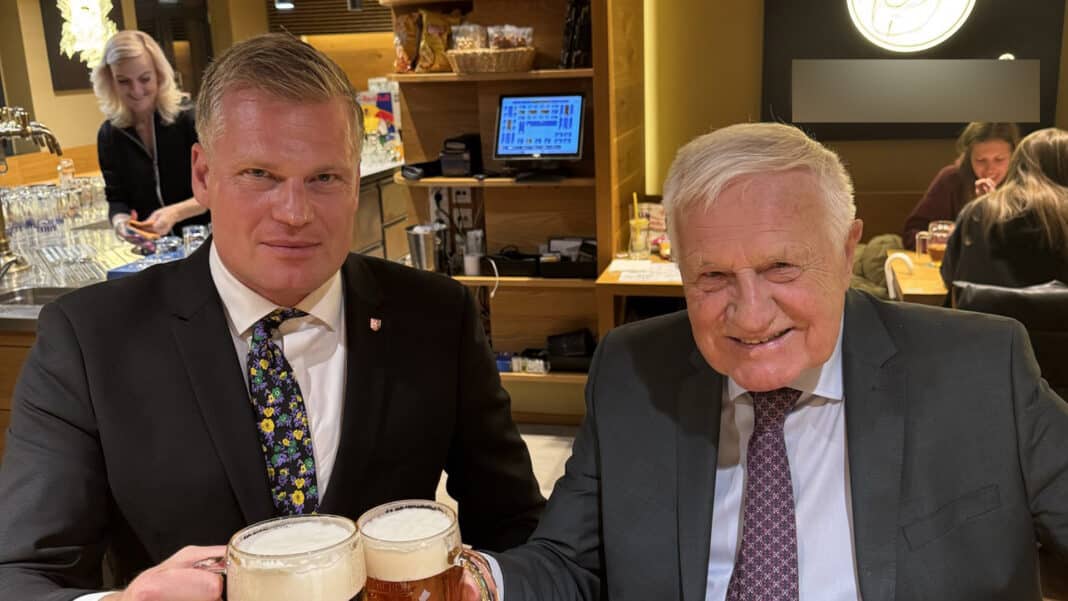 Večírek Filipa Turka s Václavem Klausem začal dobře u piva. Foto: Václav Klaus