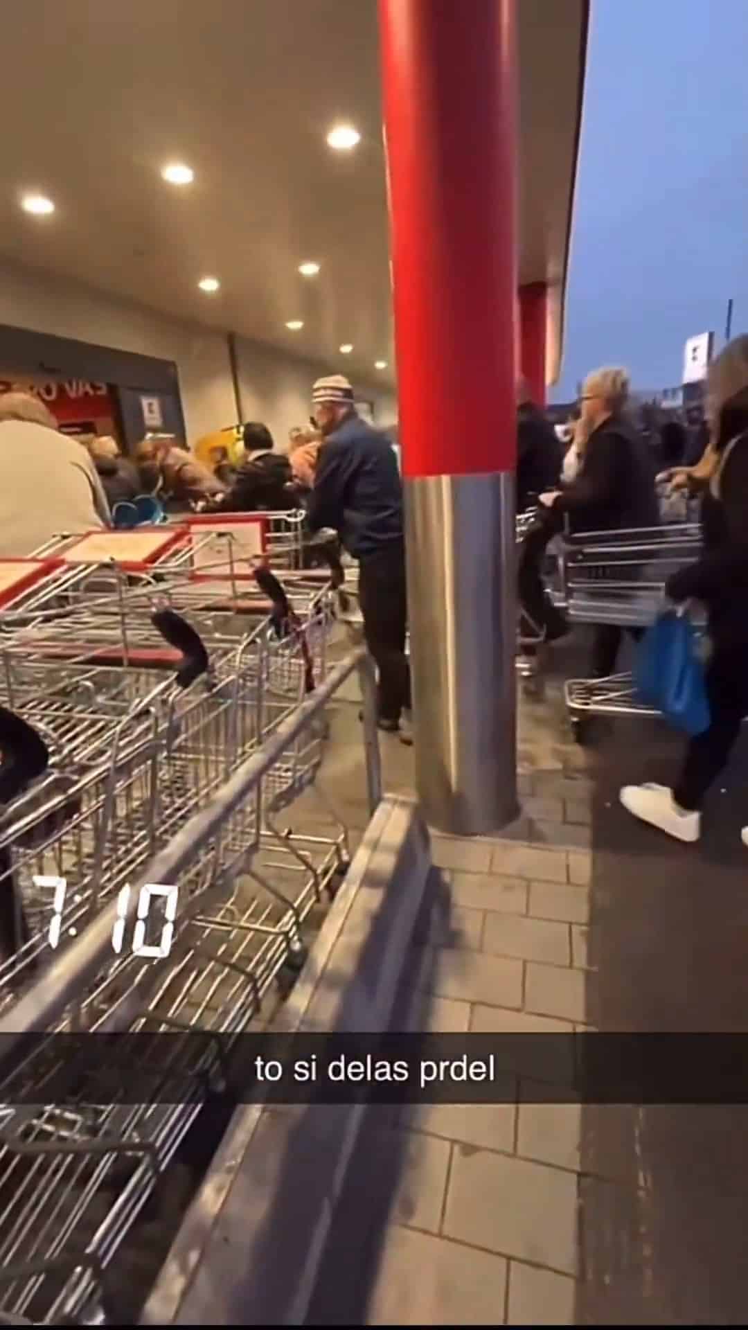 VIDEO: Zákazníci se tlačí před Kauflandem, jdou pro zlevněný cukr.