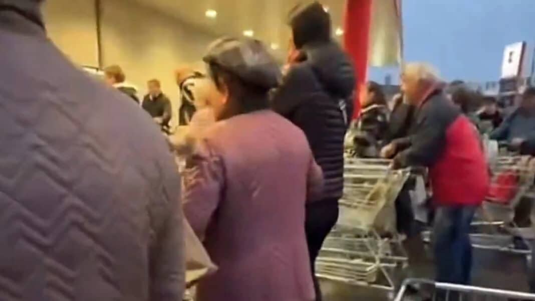 veselí kaufland Kaufland zlevnil cukr. Ve Veselí nad Moravou stáli lidé fronty.