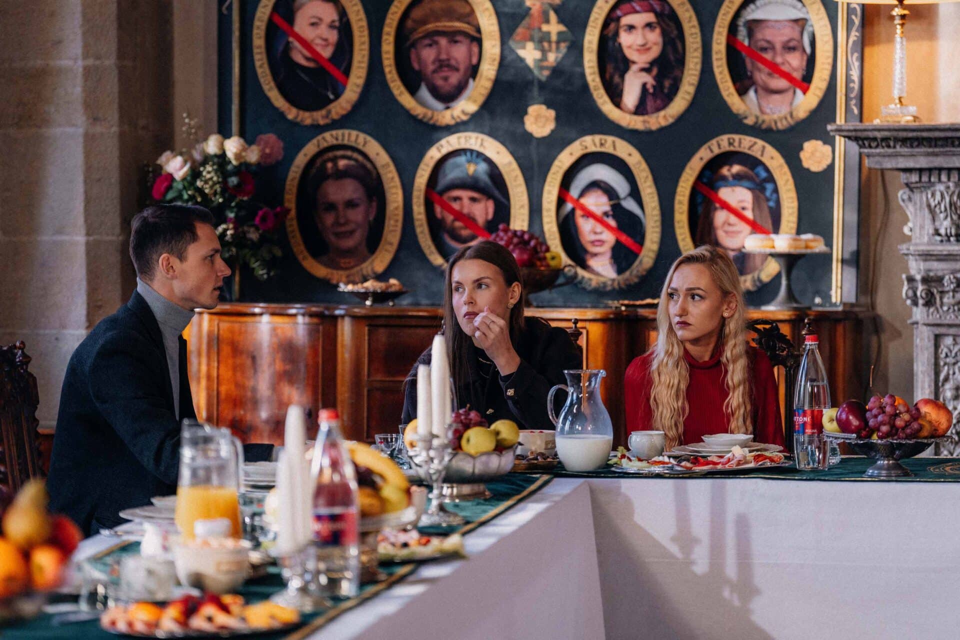 Hráči se u snídaně dozvěděli, že pět soutěžících bylo uvrženo do vězení. Foto: Prima