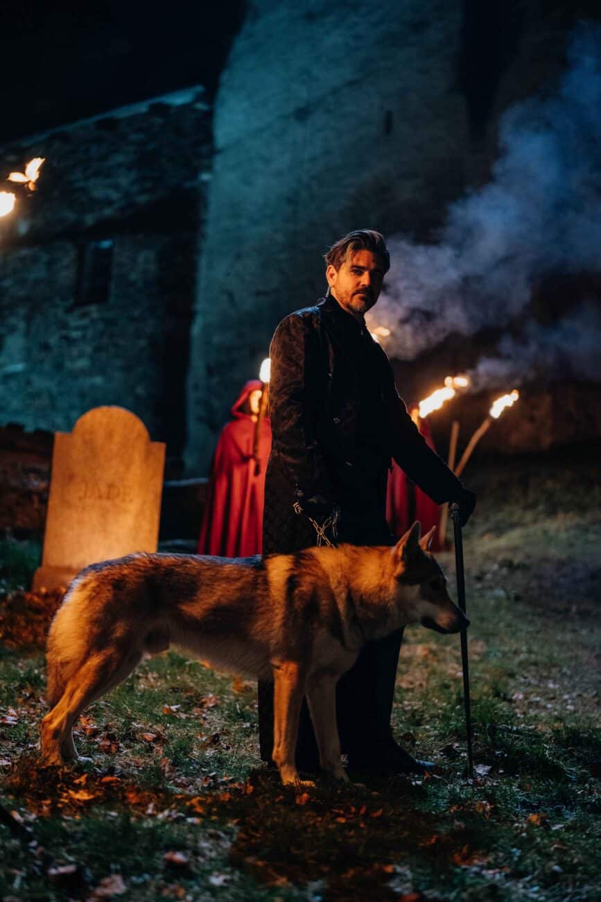 O tom, koho Zrádci v 9. dílu zavraždí, se rozhodlo na hřbitově. Foto: Prima