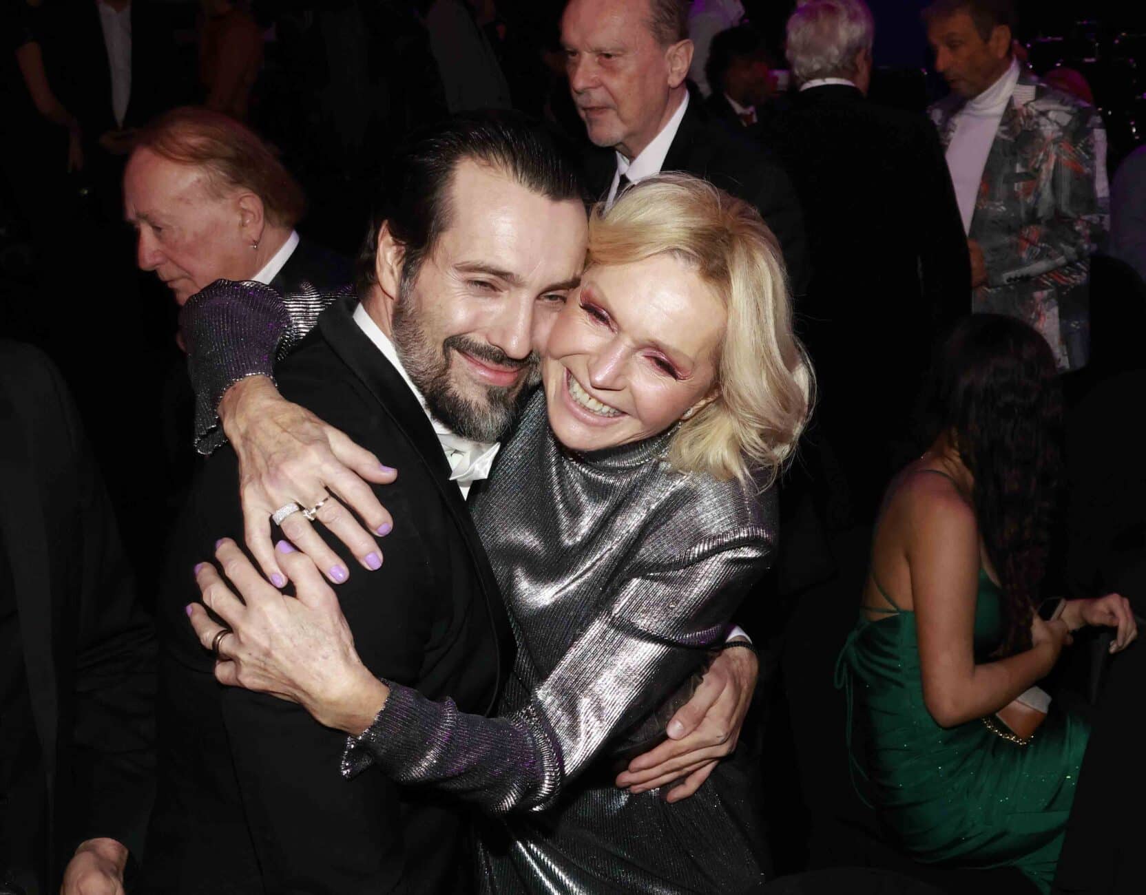 Helena Vondráčková se bavila i bez manžela, objala vítěze Noida. Foto: Nextfoto