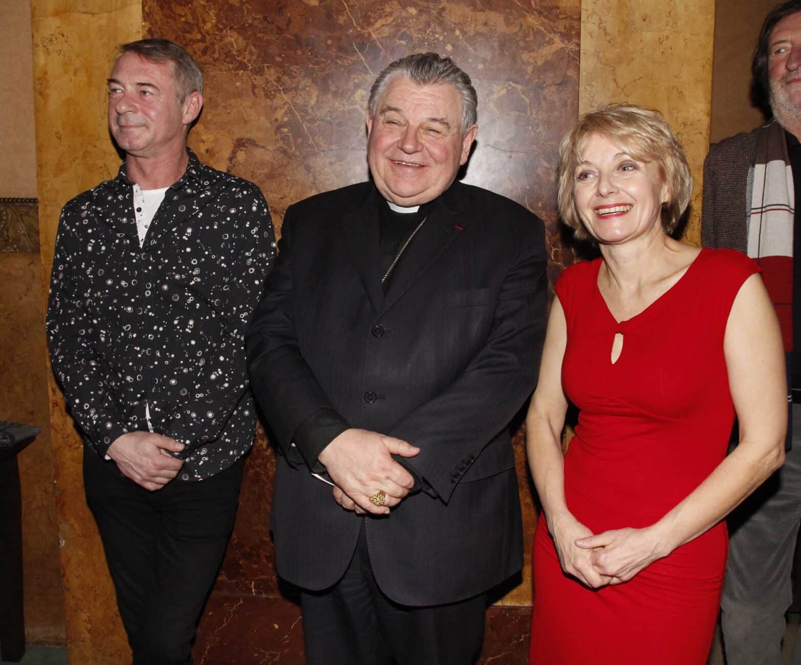 Dominik Duka rád vyrážel i do společnosti. Na snímku s Jiřím Dvořákem a Veronikou Žilkovou. Foto: Nextfoto