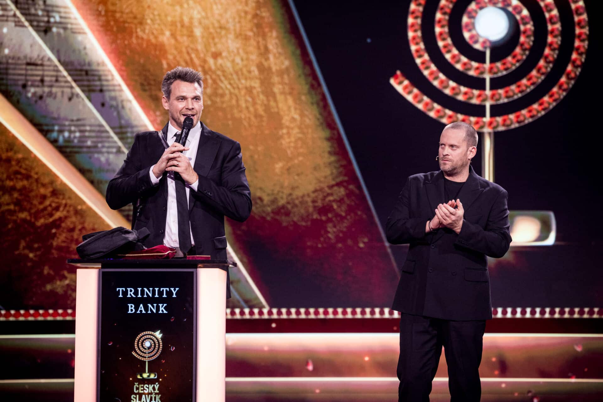 Bronzový Český slavík Vojtěch Dyk a předávající Jakub Prachař. Foto: TV Nova