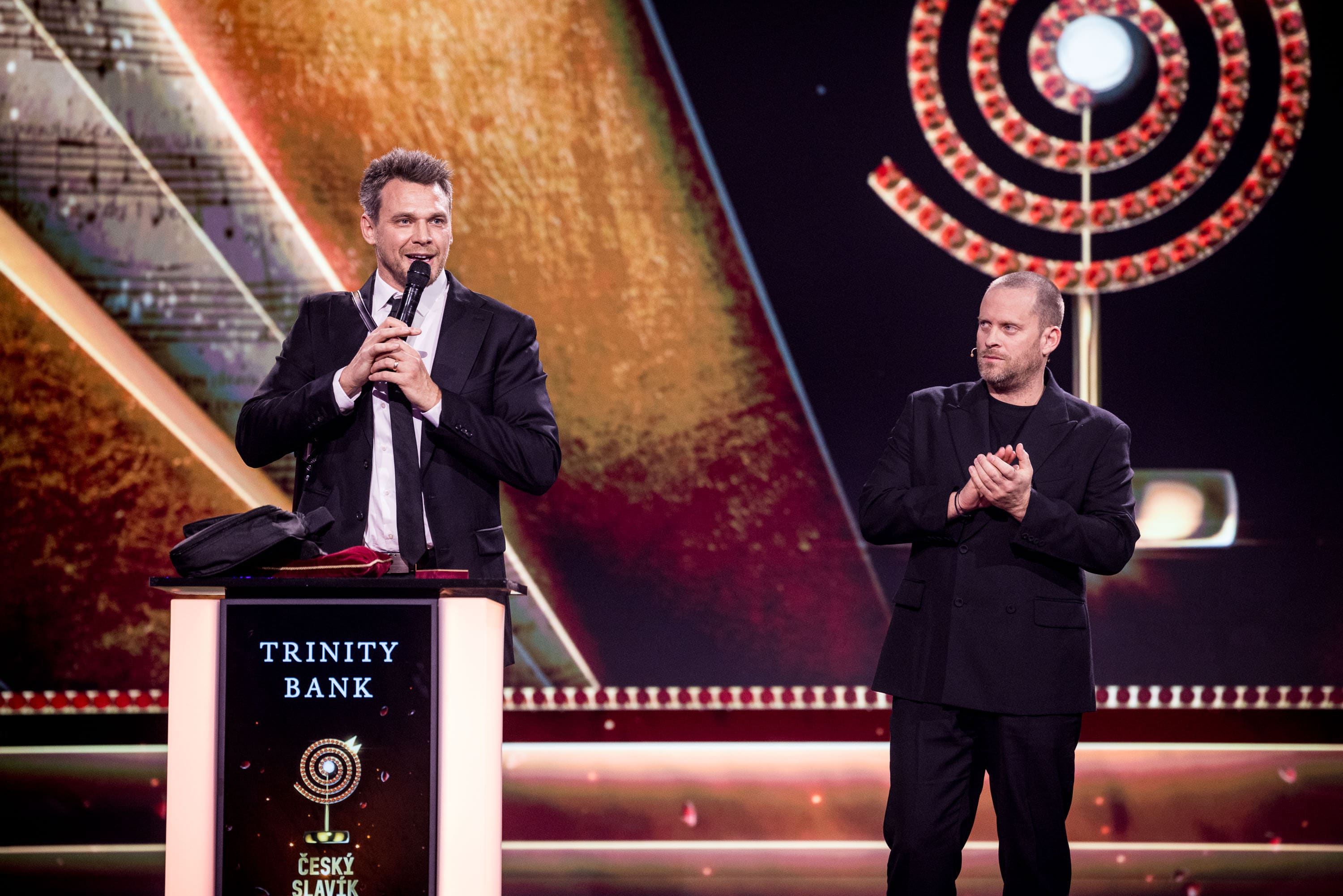 Bronzový Český slavík Vojtěch Dyk a předávající Jakub Prachař. Foto: TV Nova
