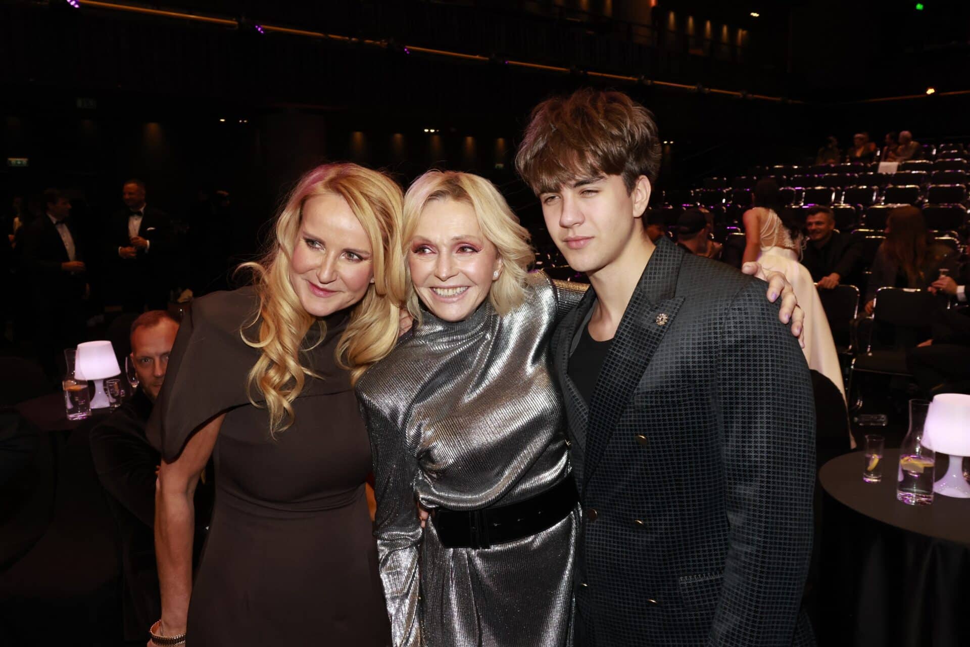 Jakub Svoboda s maminkou Vendulou Pizingerovou a s Helenou Vondráčkovou na slavících. Foto: Nextfoto