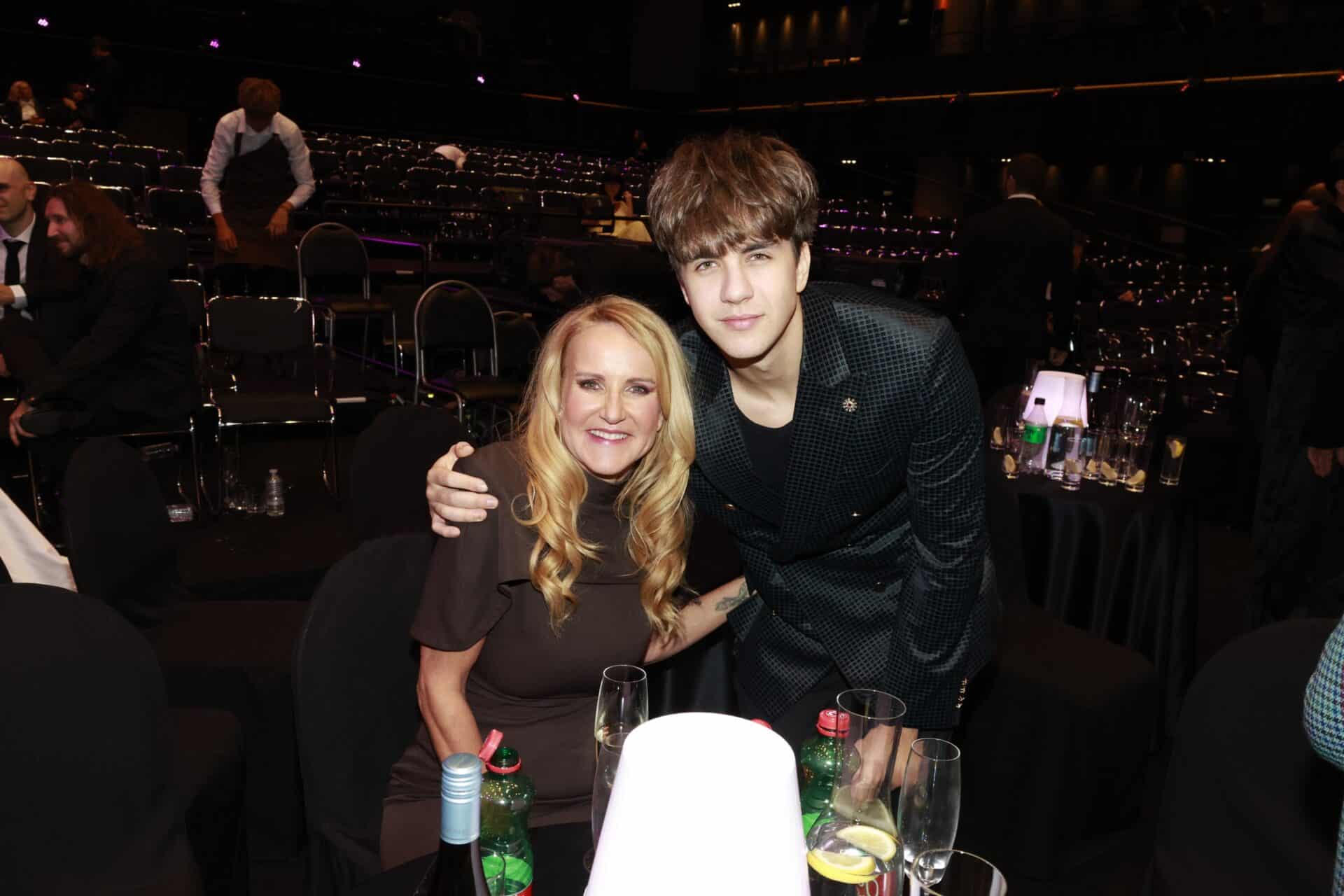 Jakub Svoboda se svou maminkou Vendulou Pizingerovou na slavících. Foto: Nextfoto