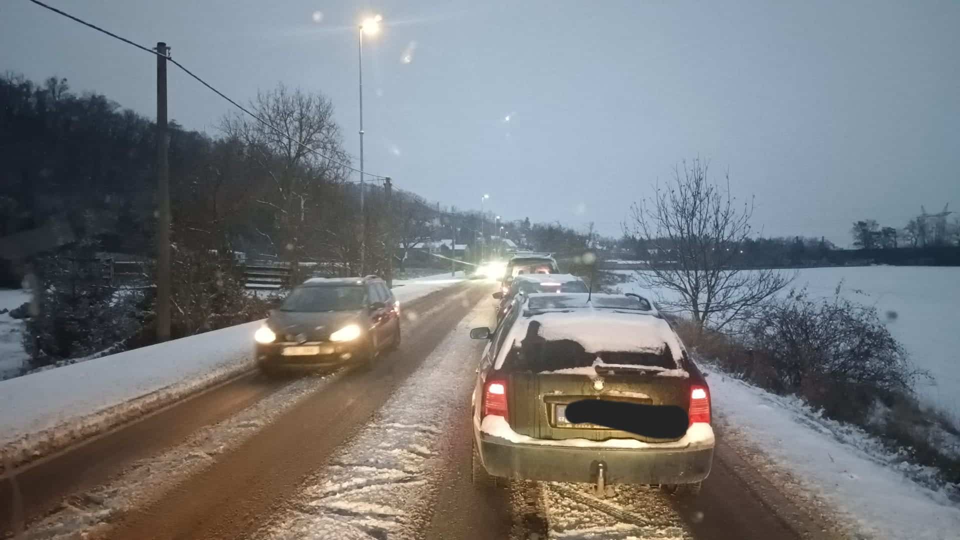 Kolaps dopravy na silnici 608 na Novou Ves. Foto: Doprava Mělník OK