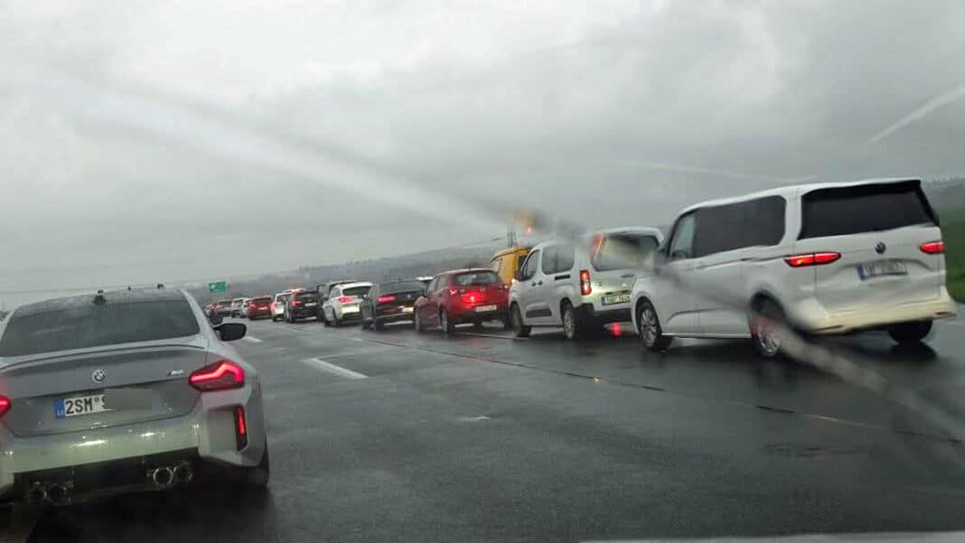 Od Prahy se na D1 tvoří dlouhé kolony. Foto: David Machalek