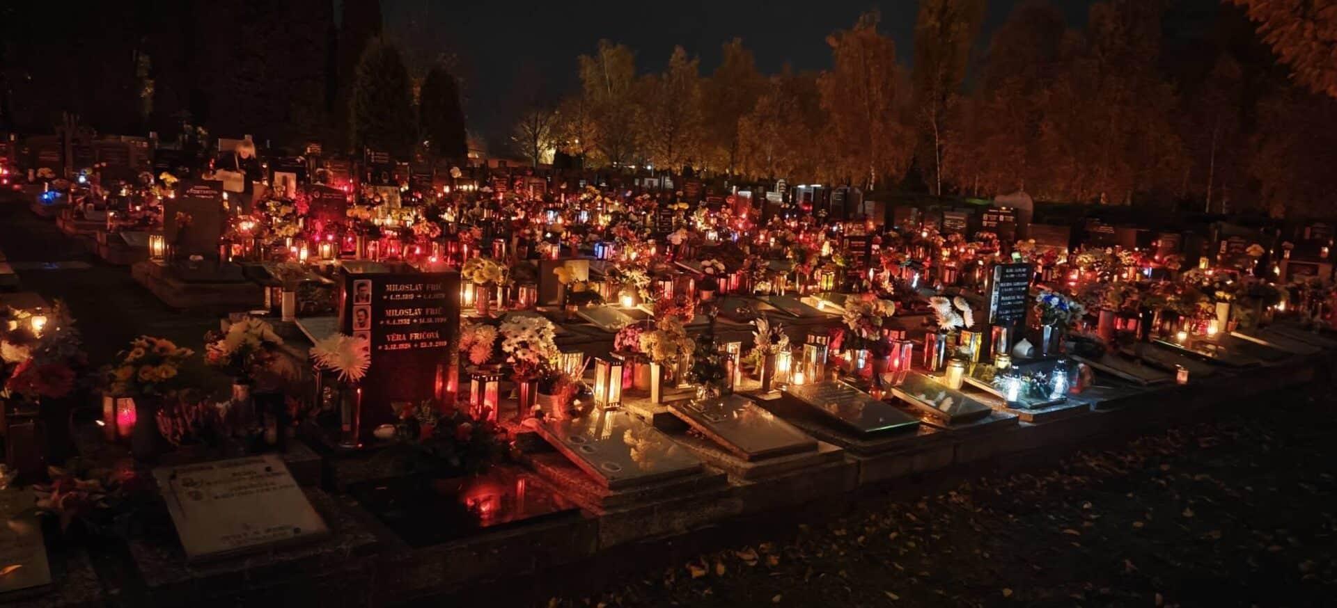 Tisíce svíček na hřbitově v Olomouci. Foto: Petr Křížek