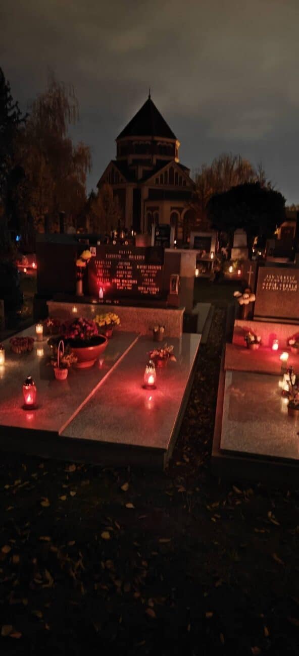 Tisíce svíček na hřbitově v Olomouci. Foto: Petr Křížek