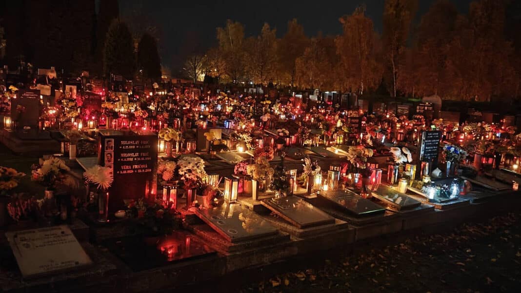 Tisíce svíček na hřbitově v Olomouci. Foto: Petr Křížek
