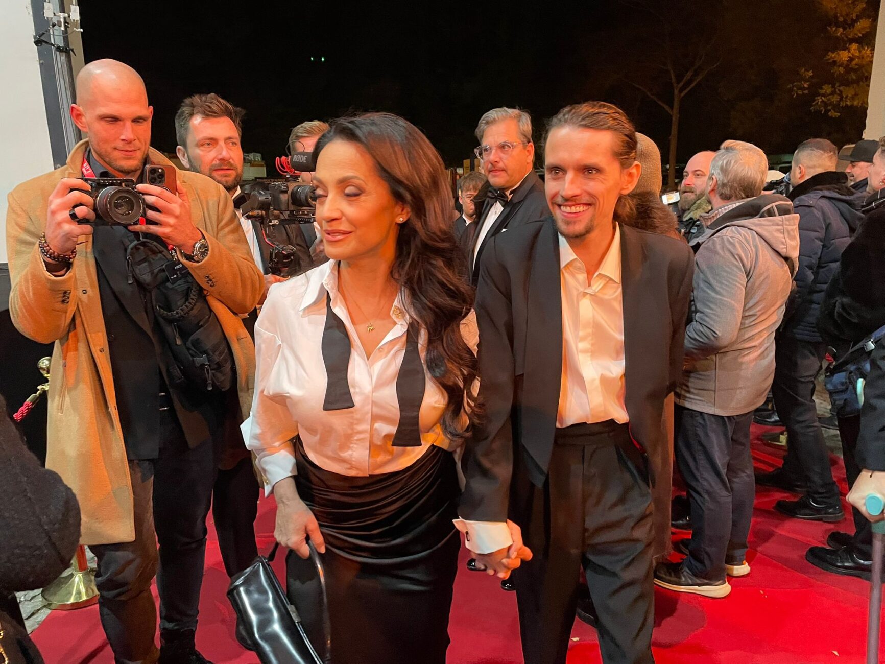 Stříbrná slavice Lucie Bílá dorazila v pánském obleku a se synem Filipem. Foto: Pavel Gwužď / Nextfoto